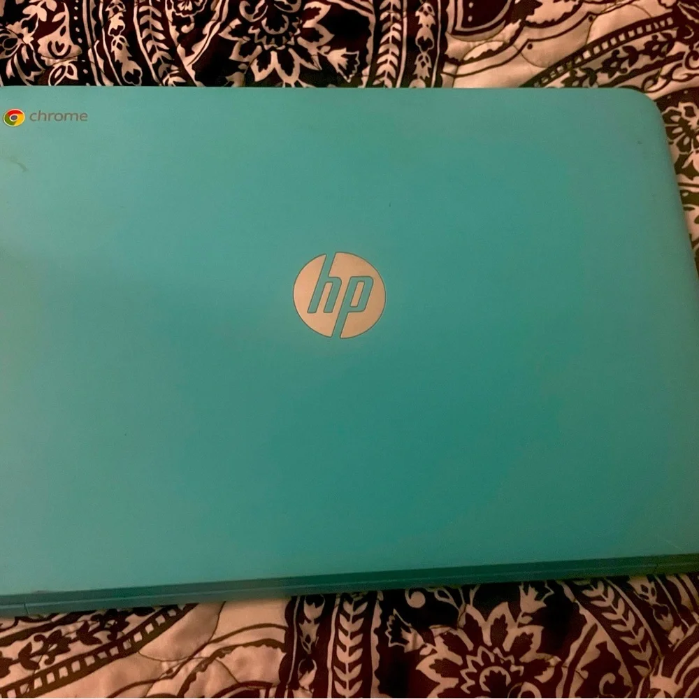 2 HP LAPTOPS - parts only both turn on and in great condition